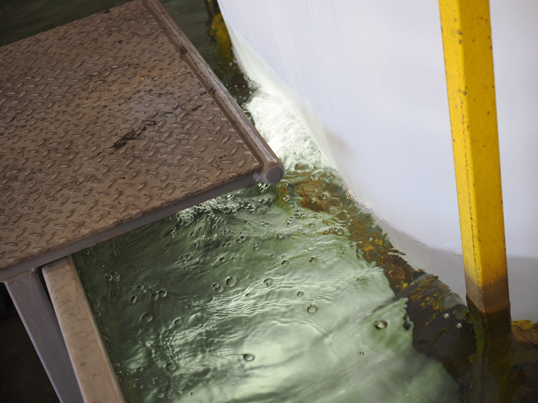 Bubbles appearing beside an IBC valve during an intentional failed leakproofness-test example